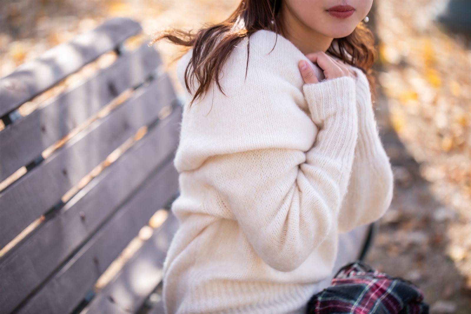 ベンチに座る女性―easeクラブの相性確認を解説するイメージ