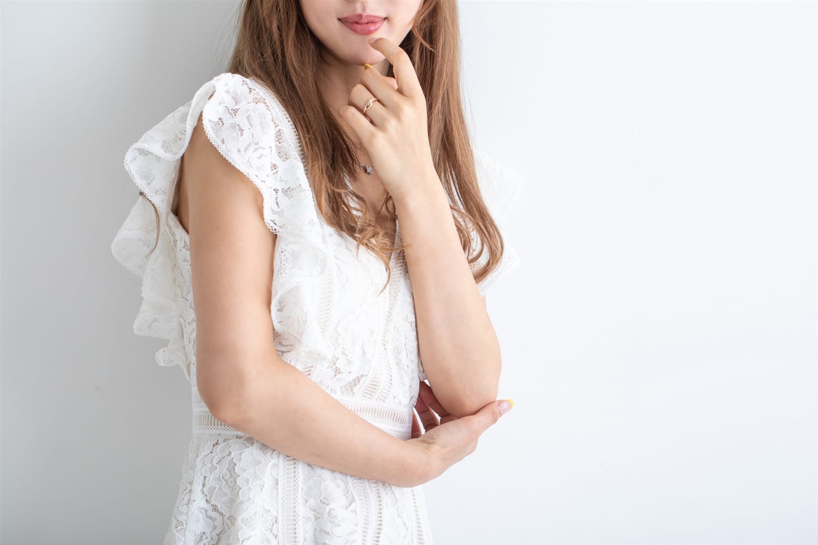 白いレースの服を着た女性―セックスから始まる恋を考えるイメージ